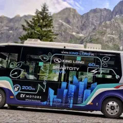 Elektryczny melek EV Motors z napisem "200km" i "60 min." na tle gór. Cennik Morskie Oko?