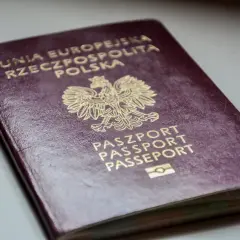 Polski paszport z godłem orła. Czy do Anglii potrzebny jest paszport? Tak, do podróży do Wielkiej Brytanii potrzebny jest paszport.
