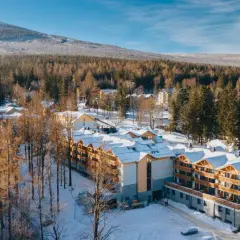 Zimowy krajobraz z hotelem Platinum Mountain & Spa. Opinie o tym miejscu są zazwyczaj pozytywne, a widok na ośnieżone góry zachwyca.