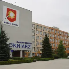 Sanatorium Włókniarz w Busku-Zdroju. Budynek z charakterystycznym herbem i napisem. Wiele pozytywnych sanatorium włókniarz opinie.