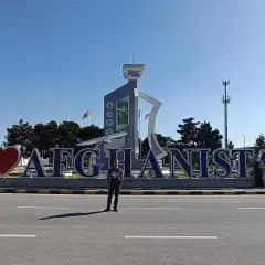 Mężczyzna stoi przed napisem "I LOVE AFGHANISTAN" w stolicy Afganistanu.