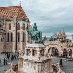 Pomnik konny na placu przed kościołem św. Macieja. Widać fragmenty Zamku Królewskiego i Baszty Rybackiej. To właśnie tutaj jest Budapeszt.