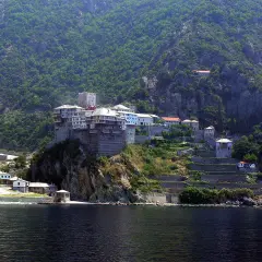Klasztor na skale, część góry Athos, z widokiem na morze.