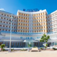 Nowoczesny hotel Suite Hotel Playa del Inglés z charakterystyczną, zakrzywioną fasadą i licznymi balkonami.