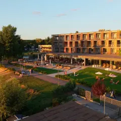 Nowoczesny hotel z widokiem na jezioro, idealny na relaks. Wiele osób chwali sobie ten obiekt, a notera hotel spa opinie potwierdzają jego wysoki standard.