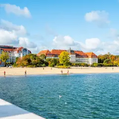 Piękne miasto na honsiu, z hotelami i plażą w jesiennych barwach.
