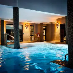 Relaks w basenie z hydromasażem i wiszącymi fotelami. Warto sprawdzić termy gorce opinie przed wizytą.