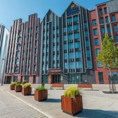 Nowoczesny Hotel Grand, number one Gdańsk, z ceglanymi i grafitowymi fasadami, zaprasza do swojego wnętrza.