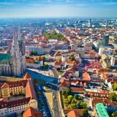 Widok z lotu ptaka na Zagrzeb, stolicę Chorwacji, z katedrą i rynkiem.