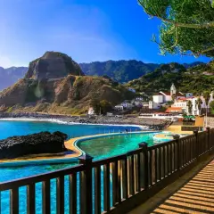 Malownicze baseny Porto Moniz na Maderze, gdzie leży Madera, z widokiem na ocean i góry.