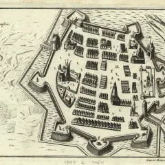 Stara mapa Zamościa z fortyfikacjami, budynkami i ulicami. Widoczne bramy, kościoły i ratusz.