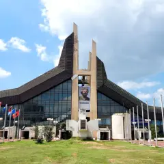 Prisztina, jego stolicą, wita gości monumentalnym budynkiem z portretem Adema Jashari. Flagi powiewają na wietrze.