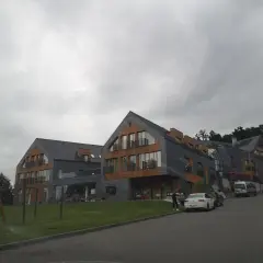 Nowoczesny hotel z drewnianymi i kamiennymi elementami, placem zabaw i parkingiem. Wiele pozytywnych osada-sniezka opinie potwierdza jego urok.