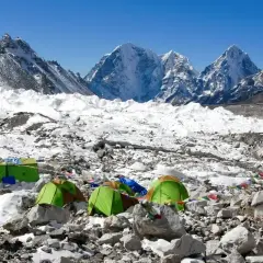 Obóz pod Mount Everest. Namioty na lodowcu, w tle ośnieżone szczyty. Gdzie jest Mount Everest? Tutaj, wśród surowego piękna Himalajów.