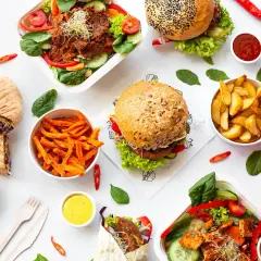 Pyszne wegańskie burgery, wrap, sałatka i frytki. Idealny zestaw krowarzywa na wynos.