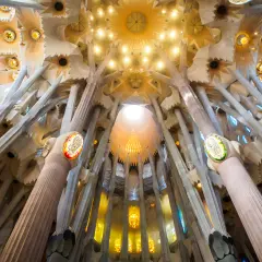 Wnętrze Sagrada Familia zachwyca drzewiastymi kolumnami i witrażami.
