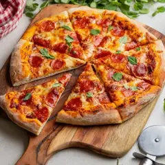 Pyszna pepperoni pizza z ciągnącym serem i świeżą bazylią, gotowa do podania.
