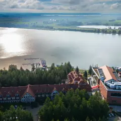 Hotel Robert's Port Lake Resort & Spa na Mazurach, z widokiem na jezioro i przystań. Warto sprawdzić opinie przed rezerwacją.