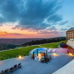 Hotel Arłamów opinie: taras z basenem i widokiem na zachód słońca. Luksusowy wypoczynek w otoczeniu natury.