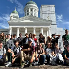 Grupa młodych ludzi pozuje przed Katedrą w Helsinkach, stolicy Finlandii.