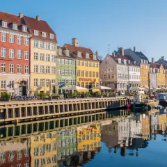 Kolorowe kamienice nad kanałem w Nyhavn, sercu Kopenhagi, stolicy Danii.