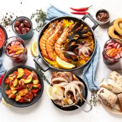 Pyszne hiszpańskie jedzenie: paella z owocami morza, tapas, churros i sangria.