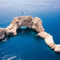 Skalny łuk na Balearach, jakie wyspy zachwycają turkusową wodą i żaglówkami.