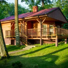 Domki nad jeziorem Długie - idealne miejsce na relaksujący wypoczynek