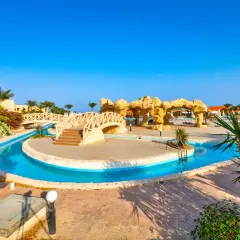 Piękny resort z basenem i mostkami, idealne miejsce na trzy rogi szczęśliwego życia. Opinie o beach resort są zachwycające.