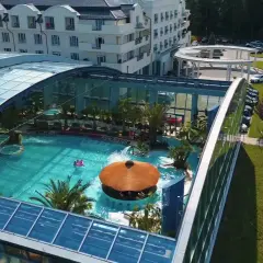 Basen z tropikalną roślinnością i barem pod strzechą. Wiele pozytywnych hotel binkowski opinie potwierdza jego atrakcyjność.
