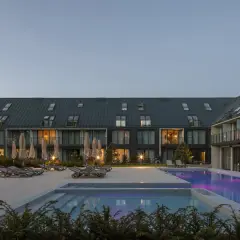 Nowoczesny hotel z basenem i leżakami. Wiele pozytywnych saltic resort & spa grzybowo opinie potwierdza jego wysoki standard.