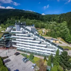 Hotel Klimczok Resort & Spa w Beskidach, otoczony lasem, z nowoczesną architekturą. Wiele pozytywnych hotel klimczok resort & spa opinie potwierdza jego urok.