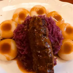 Gdzie zjeść rolada śląska w Katowicach? Odkryj najlepsze miejsca