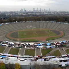 Stadion Dziesięciolecia tętni życiem jako wielki jarmark. Wokół boiska rozstawiono liczne stragany, tworząc barwny korowód.