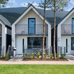 Nowoczesne domki w holiday park & resort uzdrowisko cieplice zdrój opinie. Góry w tle.