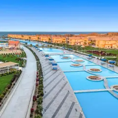 Widok na kompleks basenów i budynków mieszkalnych w Pickalbatros Marsa Alam.