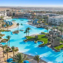 Piękny kompleks basenów i budynków hotelowych z palmami. Idealne miejsce na wakacje, jak sugerują opinie o Pickalbatros Oasis Port Ghalib.
