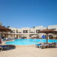Basen i leżaki w Blend Club Aqua Resort. Opinie o tym miejscu są zazwyczaj pozytywne, zwłaszcza jeśli chodzi o strefę basenową.