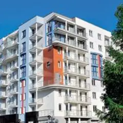Nowoczesny budynek hotelowy z balkonami, idealny na pobyt w Kołobrzegu. Sprawdź hotel Diva Spa Kołobrzeg opinie!