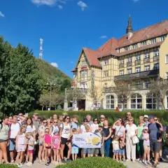 Grupa turystów przed hotelem Polonia w **Świętoszowie**.
