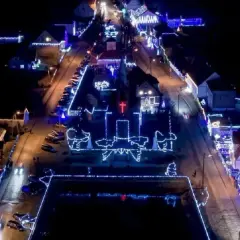 Nocne Popowo rozświetlone tysiącami światełek. Kościół i domy ozdobione świątecznymi iluminacjami tworzą magiczny widok.