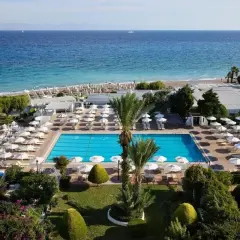 Piękny basen i plaża w Labranda Blue Bay Resort. Wiele leżaków i parasoli. Idealne miejsce na wakacje.