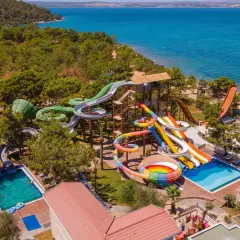 Wodne szaleństwo w otoczeniu natury! Ten long beach club oferuje mnóstwo atrakcji, a opinie gości potwierdzają jego wyjątkowość.