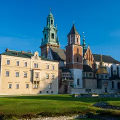 Zamek Królewski na Wawelu, z jego wieżami i złotą kopułą, zachwyca. Sprawdź wawel bilety cennik, by zaplanować zwiedzanie.