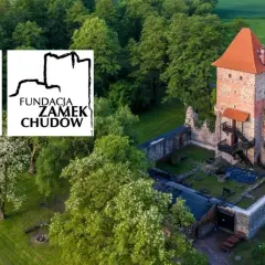 Zamek Chudów, malownicze ruiny i wieża, otoczone zielenią. Odkryj chudów atrakcje i historię tego miejsca.