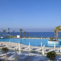 Basen i plaża w King Evelthon Beach Hotel and Resort. Opinie gości potwierdzają piękno tego miejsca.