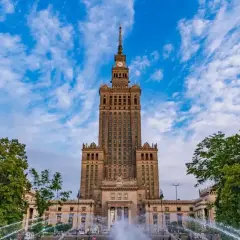 Pałac Kultury i Nauki w Warszawie, otoczony zielenią i fontannami, to symbol miasta. Poznaj ciekawostki o Warszawie!