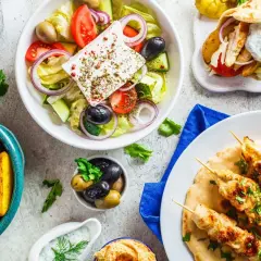Pyszny grecki posiłek: sałatka grecka, gyros, frytki i hummus. Idealny na letni wieczór z przyjaciółmi.