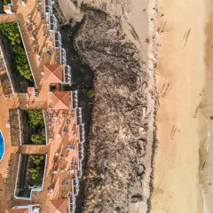 Widok z lotu ptaka na hotel TUI Magic Life Fuerteventura z basenami i plażą. Opinie o tym miejscu są zazwyczaj pozytywne.