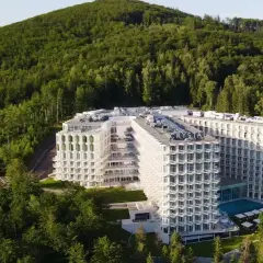 Nowe opinie o Crystal Mountain: nowoczesny hotel w otoczeniu zieleni, z basenem i widokiem na góry. Idealne miejsce na wypoczynek.